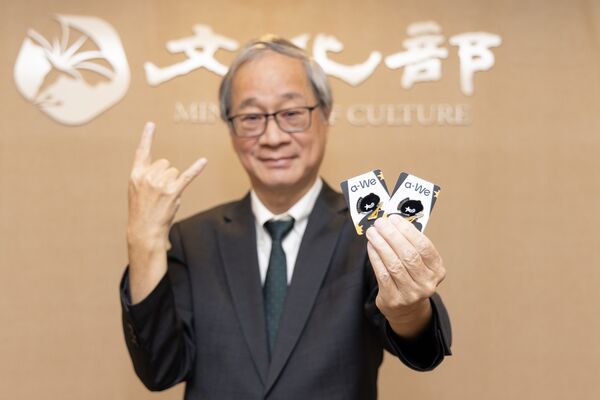 ▲▼大阪世博台灣吉祥物IP「a-We」，休息2個多月後再復出，變身為「搖滾風黑色a-We」，前進芬蘭F:F:F音樂節。（圖／文化部）