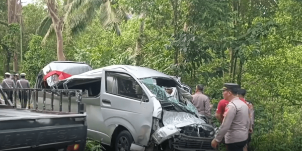▲峇厘島驚傳嚴重車禍，釀成中國遊客5死8人傷。（圖／翻攝自微博）