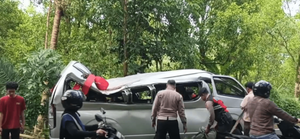 ▲峇厘島驚傳嚴重車禍，釀成中國遊客5死8人傷。（圖／翻攝自微博）
