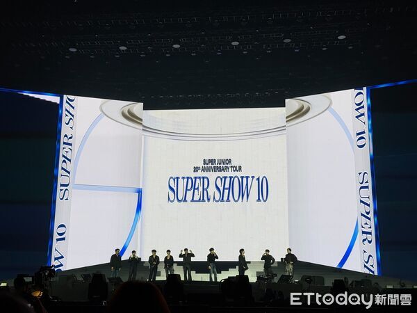 ▲直擊／3萬人坐滿大巨蛋！SJ東海發抖「快哭了」　9人牽手喊：回來了。（圖／讀者提供）