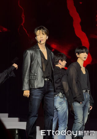 ▲直擊／3萬人坐滿大巨蛋！SJ東海發抖「快哭了」　9人牽手喊：回來了。（圖／讀者提供）