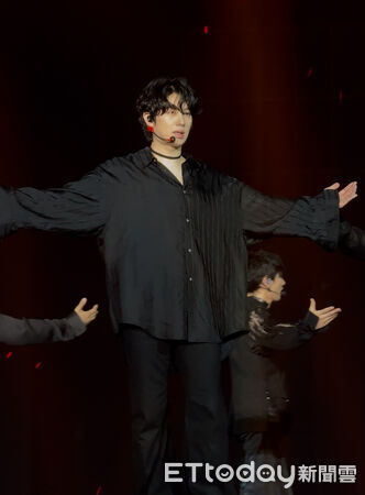 ▲直擊／3萬人坐滿大巨蛋！SJ東海發抖「快哭了」　9人牽手喊：回來了。（圖／讀者提供）