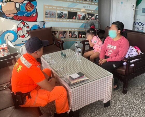 ▲海巡署第三岸巡隊在王功漁港發現一名女移工帶著6歲幼女站在橋上。（圖／海巡提供）