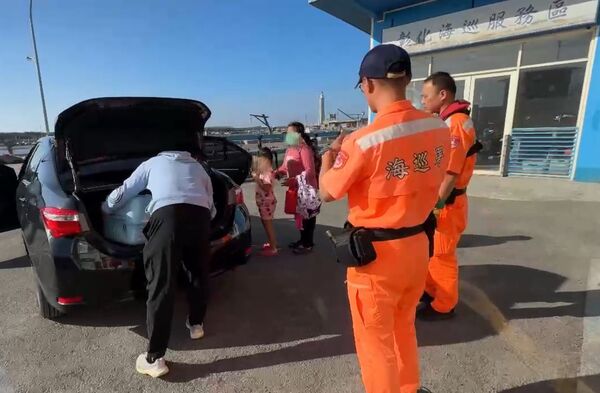 ▲海巡署第三岸巡隊在王功漁港發現一名女移工帶著6歲幼女站在橋上。（圖／海巡提供）