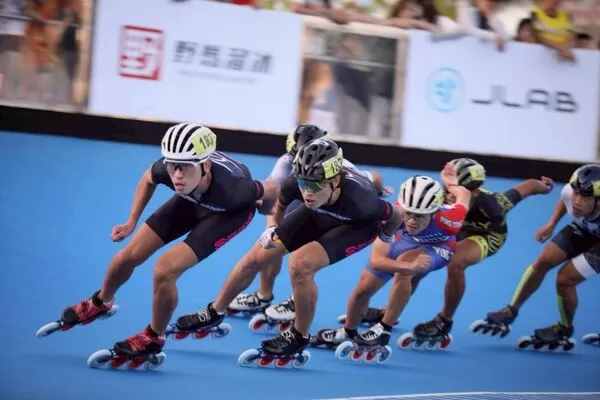 ▲韓國崔因鎬(右)以15分20秒334拿下金牌、蔡承軒(中)僅僅以0.006秒差距驚險打敗趙祖政(右)奪下金牌、屏東林欣妤、李芸錚包辦1000公尺爭先賽大專社會女生組前二。（圖／中華民國滑輪溜冰協會提供）