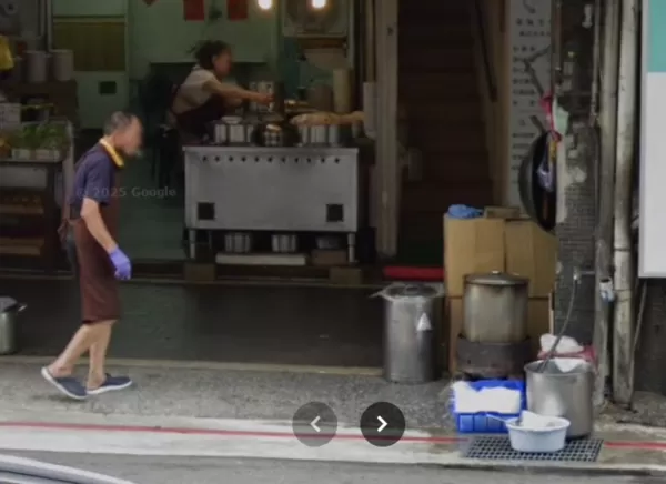 台北車站商圈48年小吃店被網友目擊在水溝蓋上洗食材。（圖／翻攝自Google地圖、Google評論）