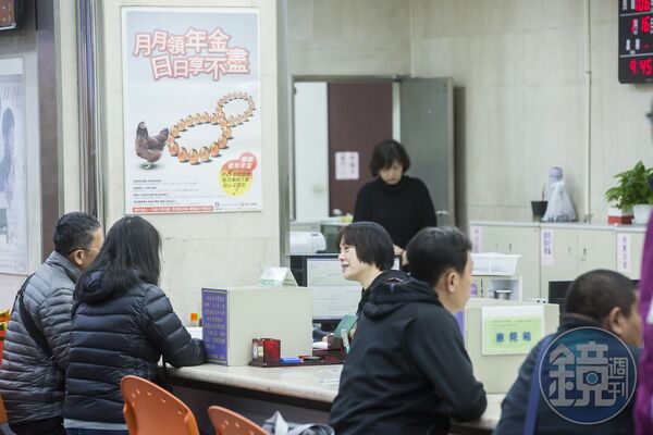 經試算,勞保老年年金提早領可以領更多,早領早享受。