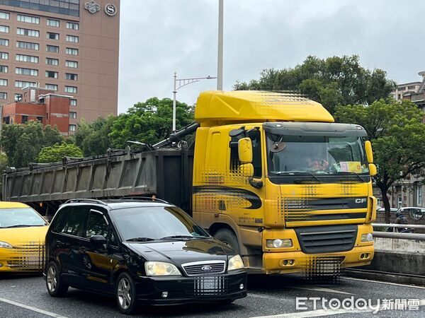 ▲▼交通部修法，未來大貨車駕駛手握方向盤駕車時間每天最多10小時。（圖／記者李姿慧攝）