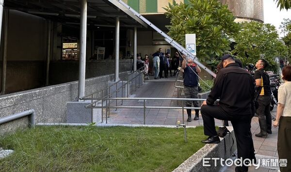 ▲▼環南市場保全從五樓墜落遮雨棚，昏迷送醫搶救。（圖／記者邱中岳翻攝）