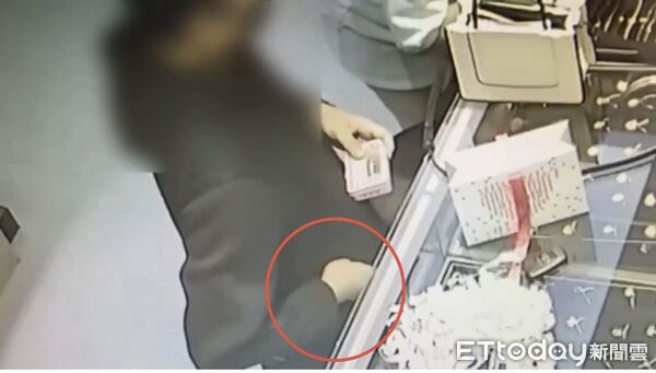 ▲▼ 假買金真行竊！男面交黃金手鍊「神偷式」藏口袋　誆領錢落跑。（圖／記者賴文萱翻攝）