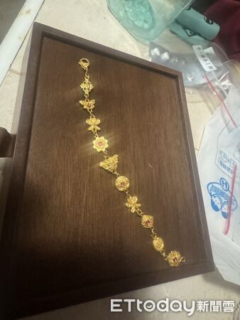 ▲▼假買金真行竊！男面交黃金手鍊「神偷式」藏口袋　誆領錢落跑。（圖／陳小姐提供）