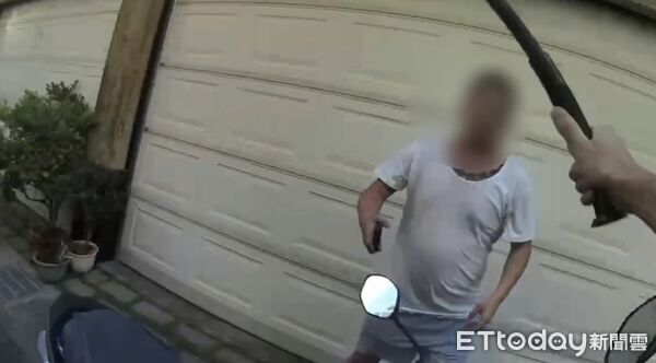 ▲▼ 高雄通緝男遭盤查拒檢狂逃！還衝撞警車　警鳴2槍制伏逮捕。（圖／記者賴文萱翻攝）