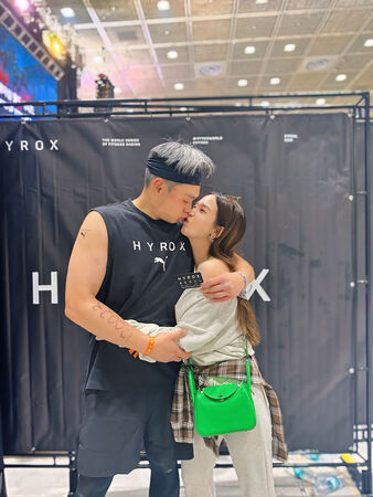 ▲愛雅(右)與老公萬先生逛東大門到凌晨三點。（圖／愛雅辣呦）