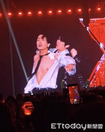 ▲▼SUPER JUNIOR大巨蛋最高潮！「東海霸氣親上銀赫」導播嚇到切鏡頭。（圖／讀者提供）