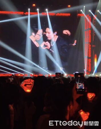 ▲▼SUPER JUNIOR大巨蛋最高潮！「東海霸氣親上銀赫」導播嚇到切鏡頭。（圖／讀者提供）