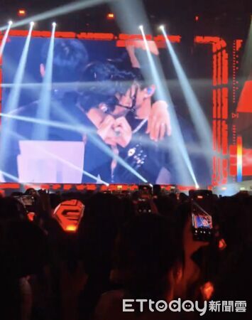 ▲▼SUPER JUNIOR大巨蛋最高潮！「東海霸氣親上銀赫」導播嚇到切鏡頭。（圖／讀者提供）