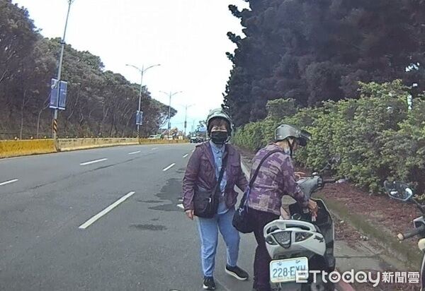 ▲2婦騎機車出遊因沒油刁車路中。（圖／龜山警分局提供）