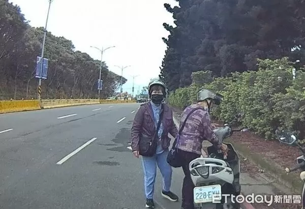▲2婦騎機車出遊因沒油刁車路中。（圖／龜山警分局提供）