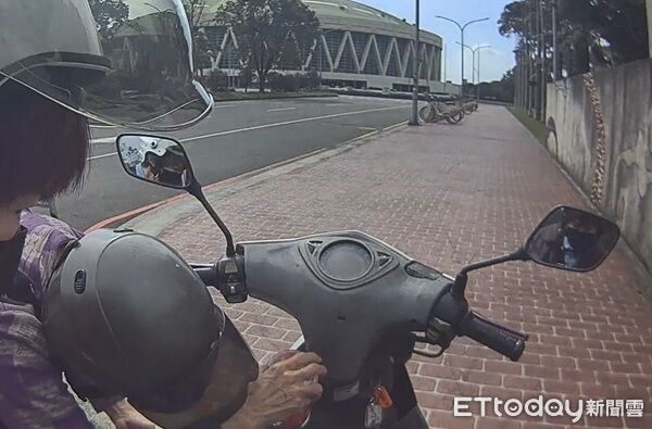 ▲▼幸遇巡警幫載購買油品解圍。（圖／龜山警分局提供）