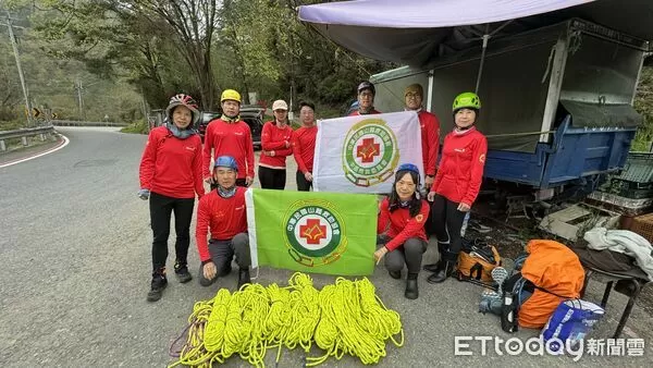 ▲▼中華民國山難救助協會發揮專業，3年更新太魯閣高山步道繩索3350公尺。（圖／太管處提供，下同）