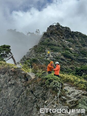 ▲▼中華民國山難救助協會發揮專業，3年更新太魯閣高山步道繩索3350公尺。（圖／太管處提供，下同）