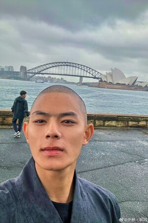 被譽為最帥少林武僧「秋風」邢中平，去年傳出在高速公路車禍身亡，年僅21歲。然而網上卻爆出他生前疑似遭虐殺、活摘器官等恐怖內幕。（翻攝自微博）