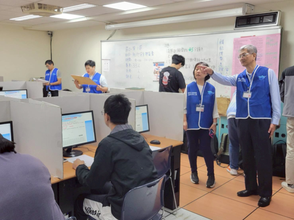 ▲葉協隆局長(右一)視察考場為應試考生加油。（圖／航港局提供）