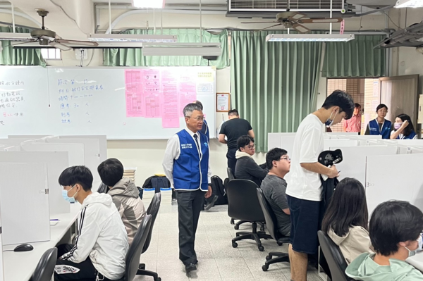 ▲劉志鴻副局長(右立者)視察考場為應試考生加油。（圖／航港局提供）