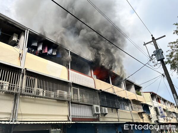 ▲台南歸仁一處住宅驚傳火警冒出濃濃黑煙。（圖／記者林東良翻攝）