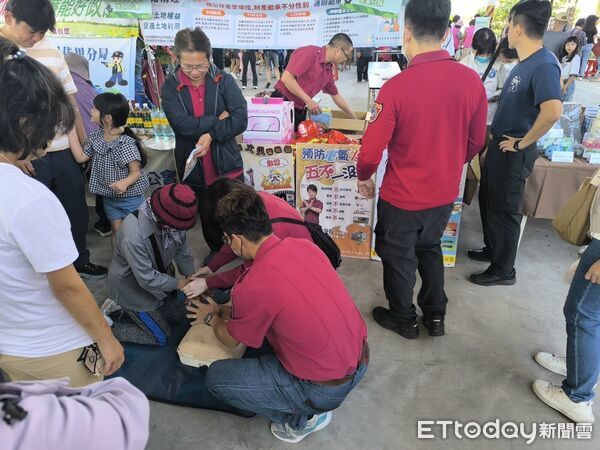 ▲佳里消防分隊於胡麻節設定宣導攤位，向民眾介紹住宅用火災警報器的重要性。（記者林東良翻攝，下同）