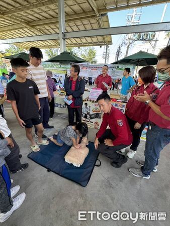 ▲佳里消防分隊於胡麻節設定宣導攤位，向民眾介紹住宅用火災警報器的重要性。（記者林東良翻攝，下同）