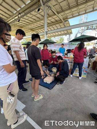 ▲佳里消防分隊於胡麻節設定宣導攤位，向民眾介紹住宅用火災警報器的重要性。（記者林東良翻攝，下同）