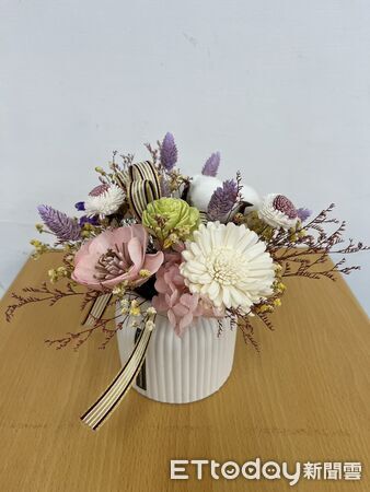 ▲參與學員在蔡玉娟老師指導下，完成專屬於自己的生活花藝作品。（記者林東良翻攝，下同）