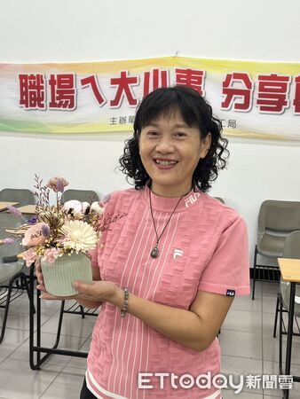 ▲參與學員在蔡玉娟老師指導下，完成專屬於自己的生活花藝作品。（記者林東良翻攝，下同）