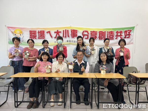 ▲參與學員在蔡玉娟老師指導下，完成專屬於自己的生活花藝作品。（記者林東良翻攝，下同）