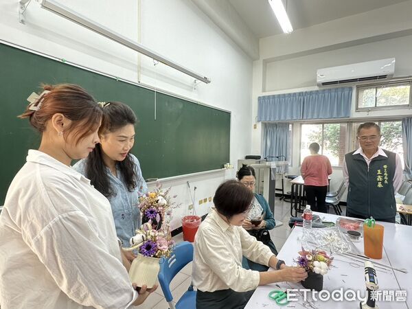 ▲參與學員在蔡玉娟老師指導下，完成專屬於自己的生活花藝作品。（記者林東良翻攝，下同）