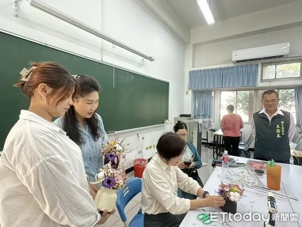 ▲參與學員在蔡玉娟老師指導下，完成專屬於自己的生活花藝作品。（記者林東良翻攝，下同）