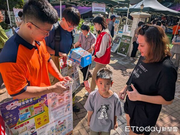 ▲玉井消防分隊到德蘭週年慶園遊會擺攤宣導，提醒民眾冬季用電與火災風險。（記者林東良翻攝，下同）