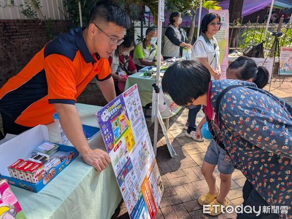 ▲玉井消防分隊到德蘭週年慶園遊會擺攤宣導，提醒民眾冬季用電與火災風險。（記者林東良翻攝，下同）