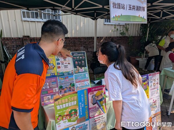 ▲玉井消防分隊到德蘭週年慶園遊會擺攤宣導，提醒民眾冬季用電與火災風險。（記者林東良翻攝，下同）