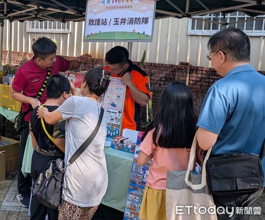 ▲玉井消防分隊到德蘭週年慶園遊會擺攤宣導，提醒民眾冬季用電與火災風險。（記者林東良翻攝，下同）