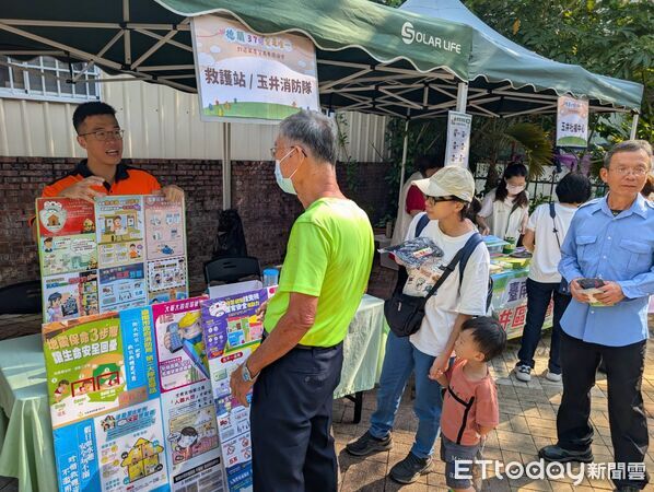 ▲玉井消防分隊到德蘭週年慶園遊會擺攤宣導，提醒民眾冬季用電與火災風險。（記者林東良翻攝，下同）