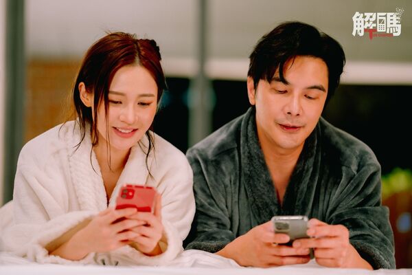 ▲謝佳見與黃詩棋在《解碼》中有親蜜互動，李興文、唐從聖、葛兆恩有吃重演出。（圖／獨具慧眼文創＆Enjoy TV提供）