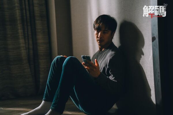 ▲謝佳見與黃詩棋在《解碼》中有親蜜互動，李興文、唐從聖、葛兆恩有吃重演出。（圖／獨具慧眼文創＆Enjoy TV提供）