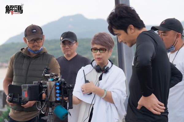 ▲謝佳見與黃詩棋在《解碼》中有親蜜互動，李興文、唐從聖、葛兆恩有吃重演出。（圖／獨具慧眼文創＆Enjoy TV提供）