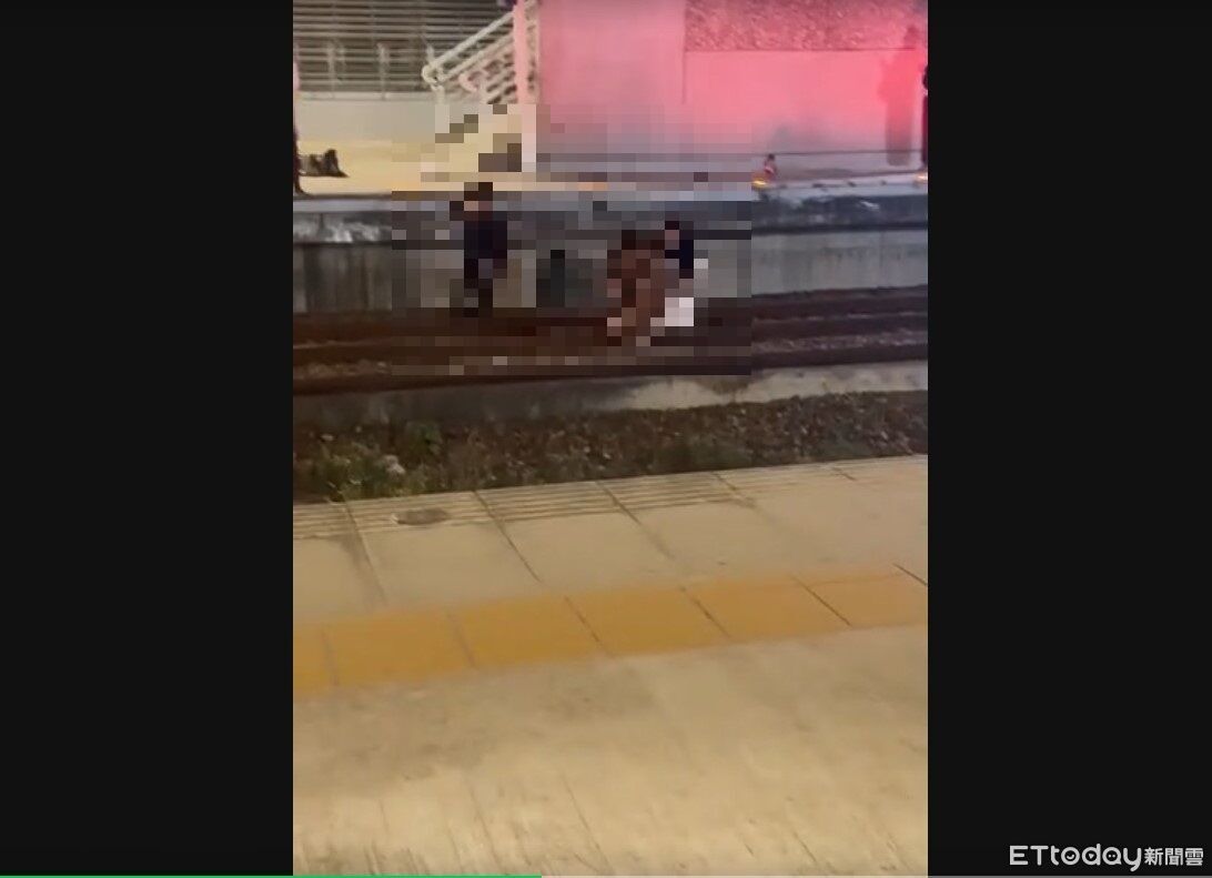 台中新烏日站女子落軌！站太近遭勸「失控跳下」　親友跳下救人