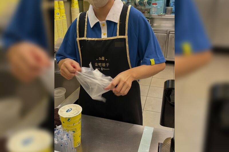 買50嵐驚見「金吧檯手」圍裙!她開心喊:終於遇到 小編親解來源