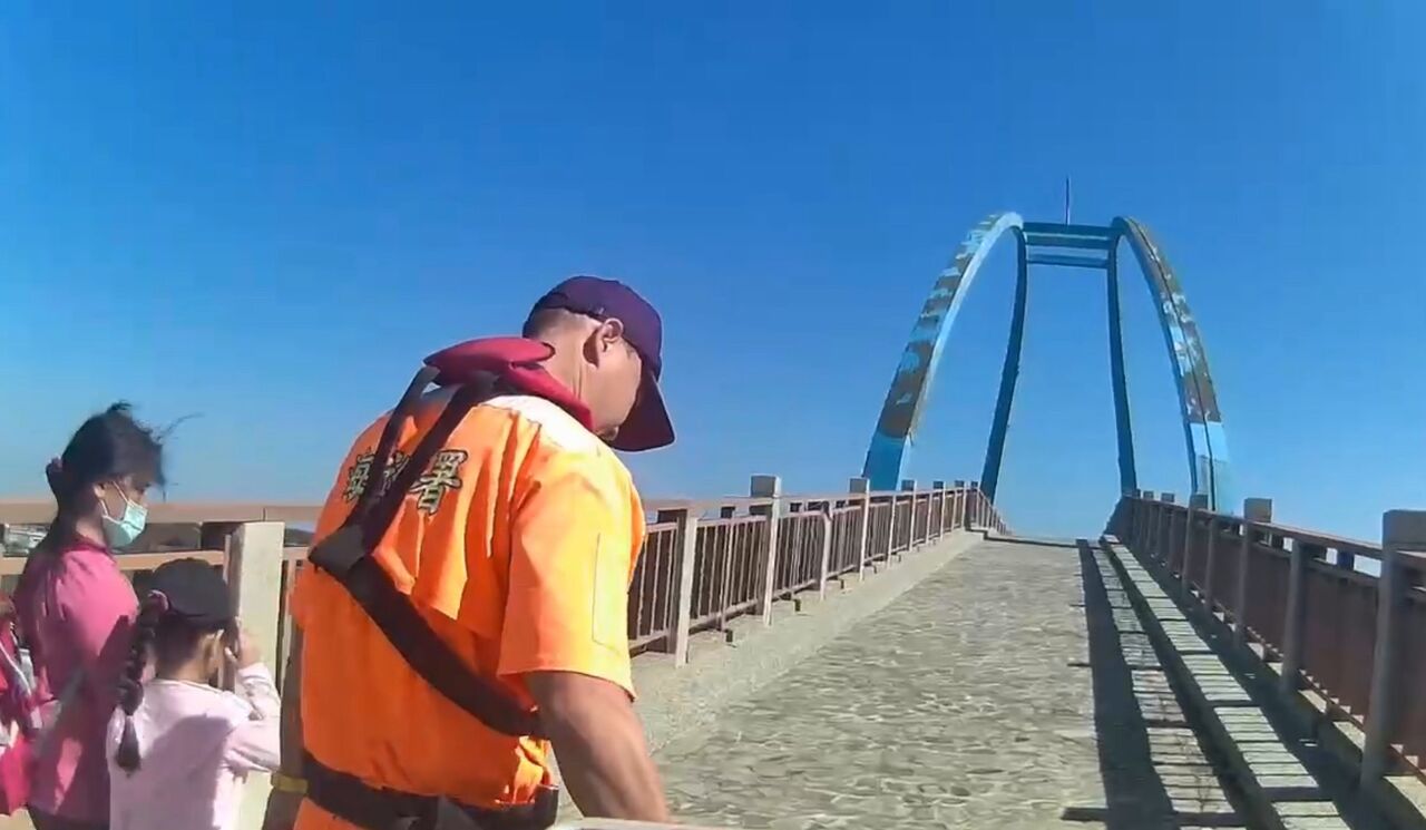 身邊帶6歲女！她站橋上吹風被盯上 　海巡一查驚：非法躲4375天