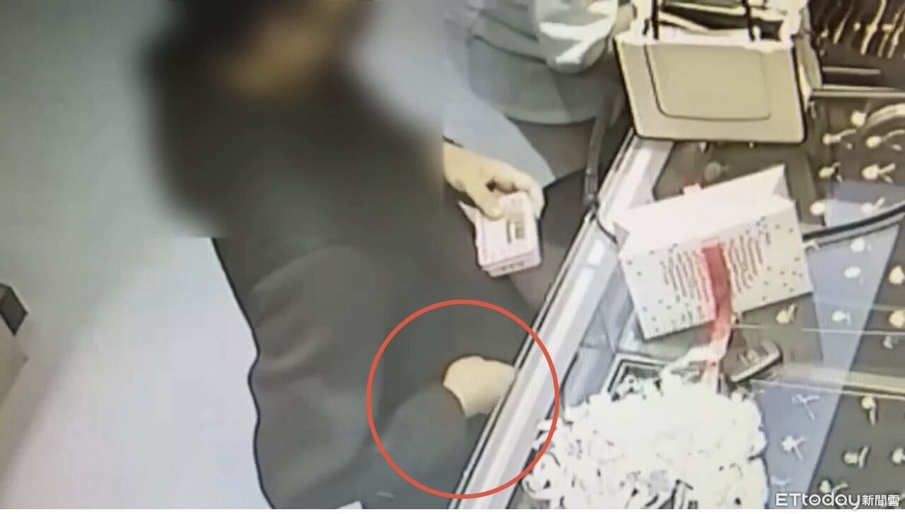 假買黃金真行竊!男交易手鍊「神偷式」藏口袋 騙領錢溜了