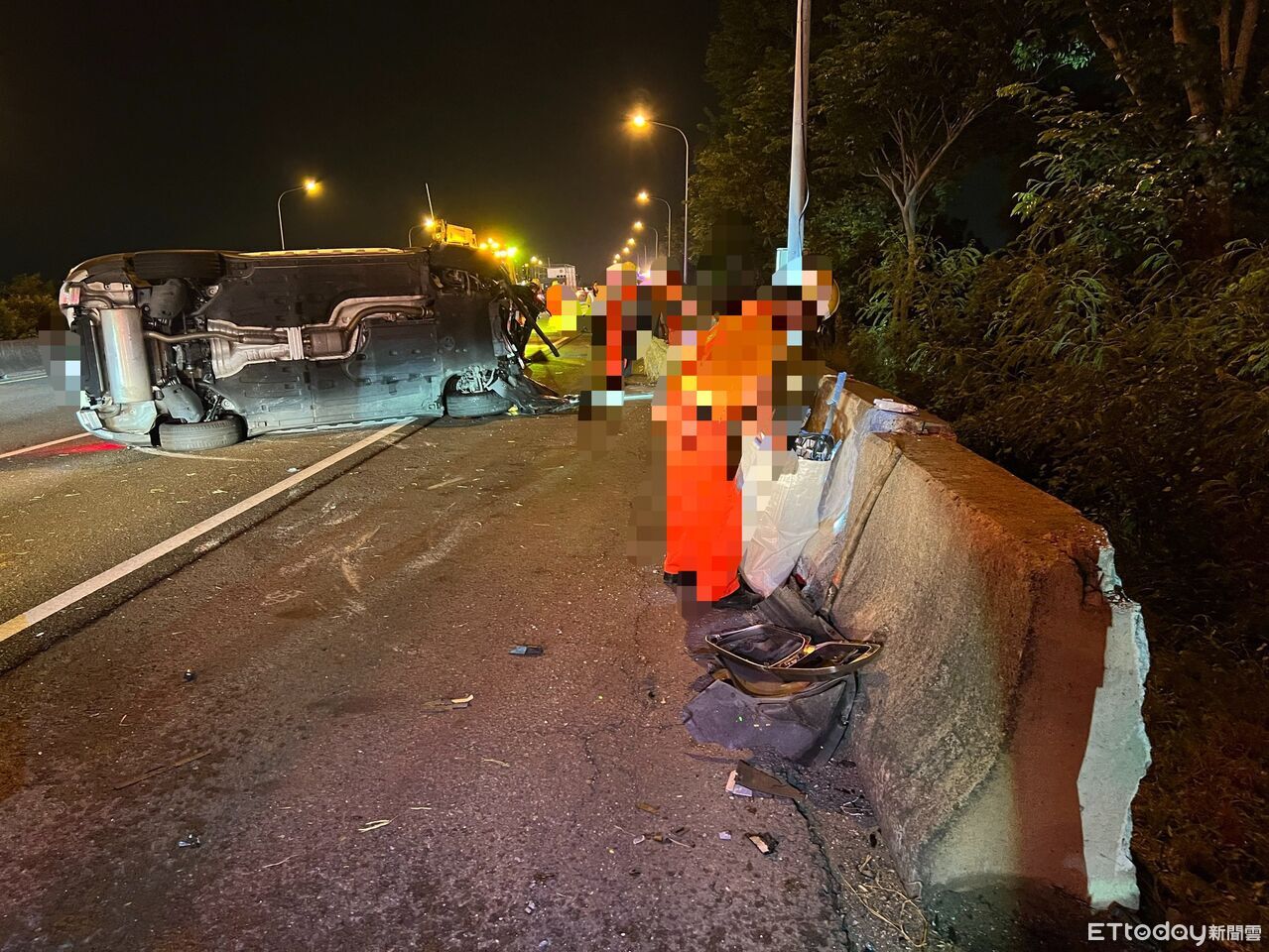 國1新營路段4車連環撞!小客車側翻路邊 4人送醫現場畫面曝